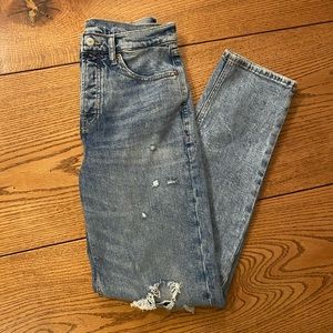 NWOT Mom Jean style, medium wash jeans from Old Navy, 4L